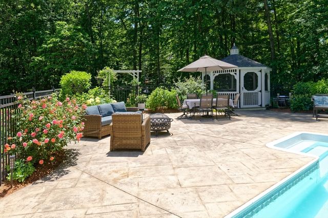 101 Hunter Rd, Uxbridge, MA 01569