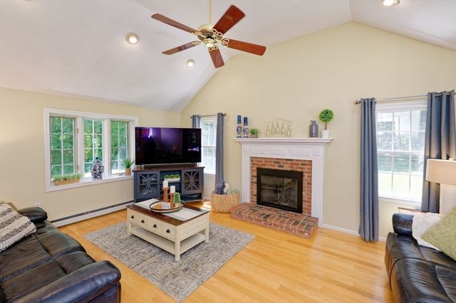101 Hunter Rd, Uxbridge, MA 01569