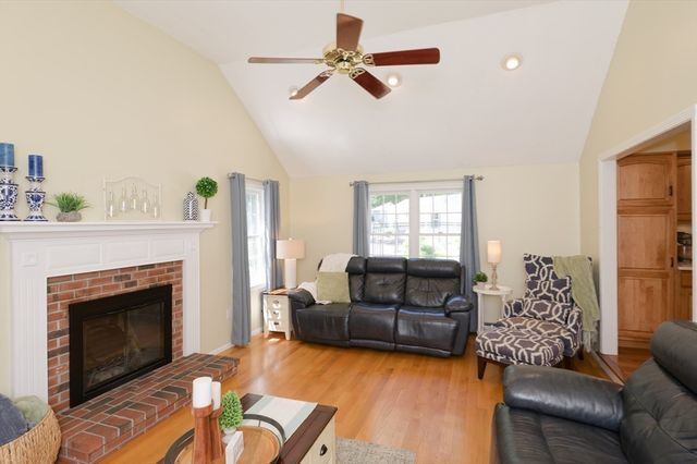 101 Hunter Rd, Uxbridge, MA 01569
