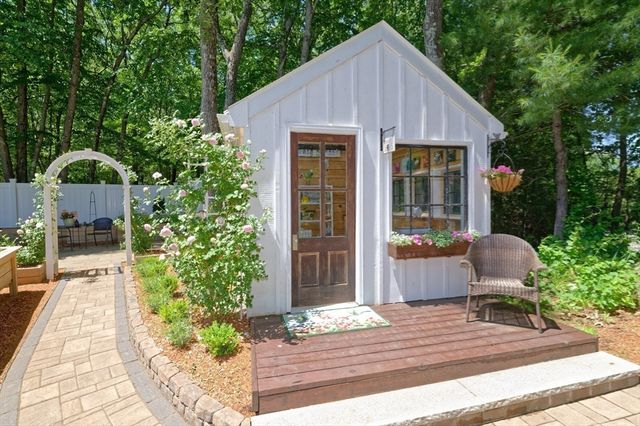 101 Hunter Rd, Uxbridge, MA 01569