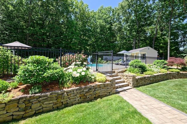 101 Hunter Rd, Uxbridge, MA 01569