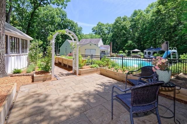 101 Hunter Rd, Uxbridge, MA 01569