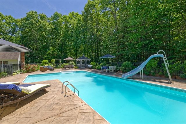 101 Hunter Rd, Uxbridge, MA 01569