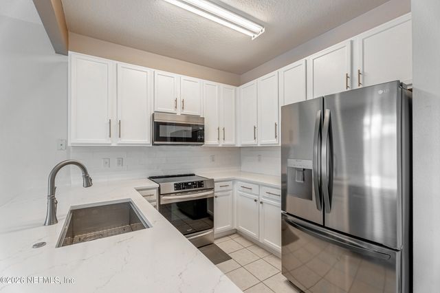 5833 PARKSTONE CROSSING Drive, Jacksonville, FL 32258