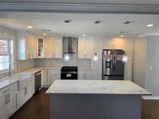 27 E Neck Court, West Babylon, NY 11704