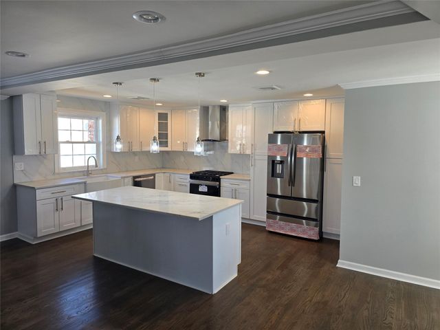 27 E Neck Court, West Babylon, NY 11704