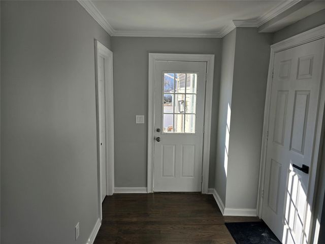 27 E Neck Court, West Babylon, NY 11704