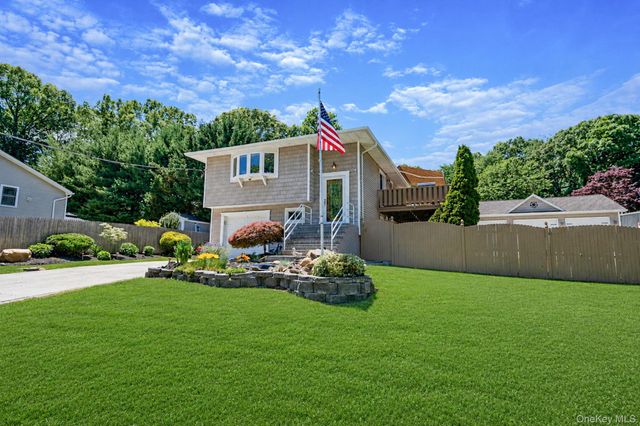 34 Leeds Boulevard, Farmingville, NY 11738