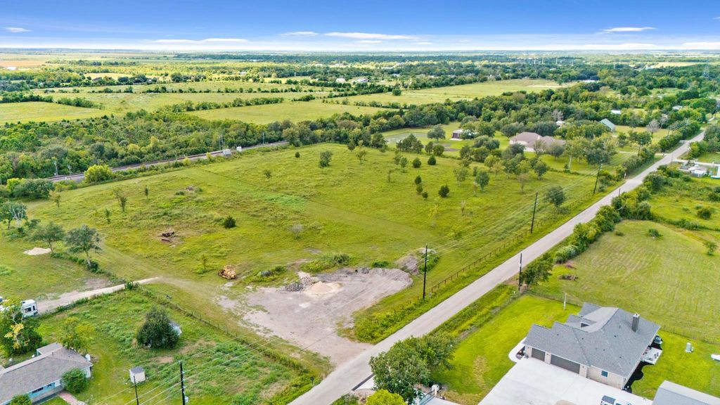 2289 County Rd 163, Alvin, TX 77511