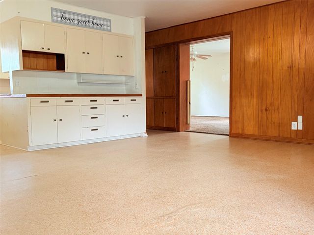 911 Roberts Street, El Campo, TX 77437