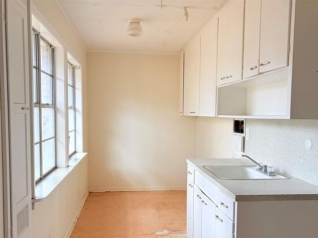 911 Roberts Street, El Campo, TX 77437