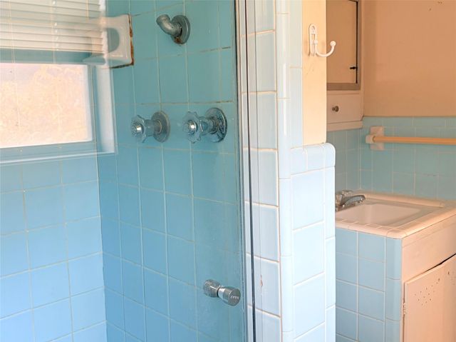 911 Roberts Street, El Campo, TX 77437