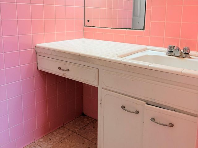 911 Roberts Street, El Campo, TX 77437