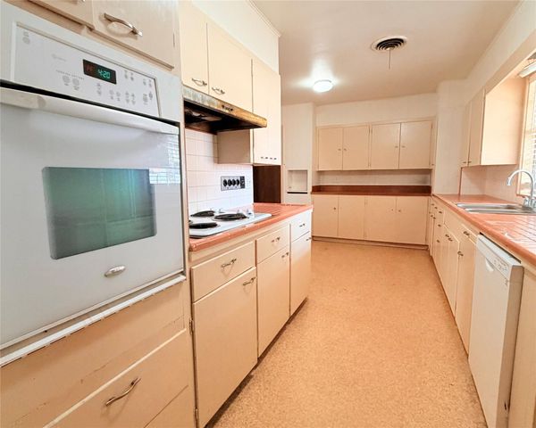 911 Roberts Street, El Campo, TX 77437