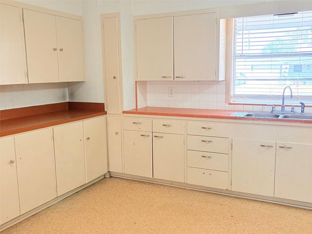 911 Roberts Street, El Campo, TX 77437