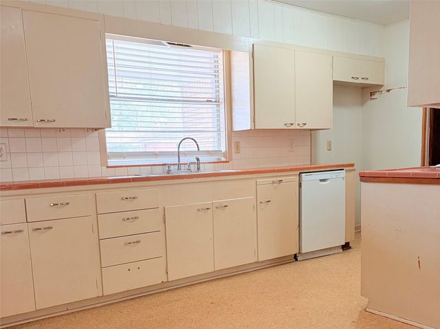 911 Roberts Street, El Campo, TX 77437