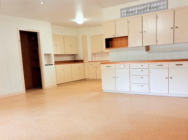 911 Roberts Street, El Campo, TX 77437