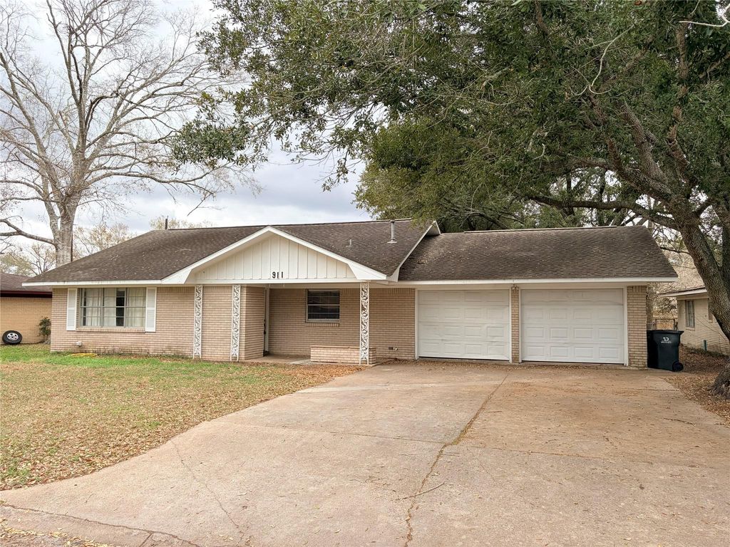 911 Roberts Street, El Campo, TX 77437