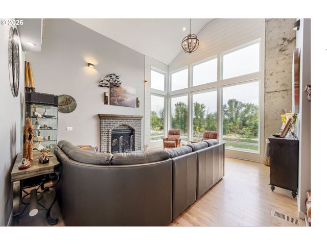 383 W CLACKAMAS Blvd, Gladstone, OR 97027