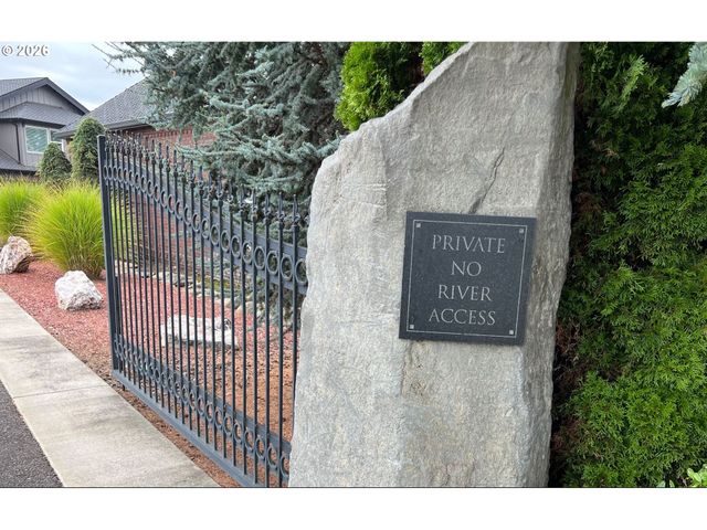 383 W CLACKAMAS Blvd, Gladstone, OR 97027