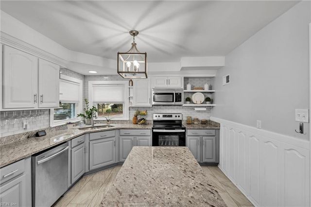 5800 Barberry LN, Portsmouth, VA 23703