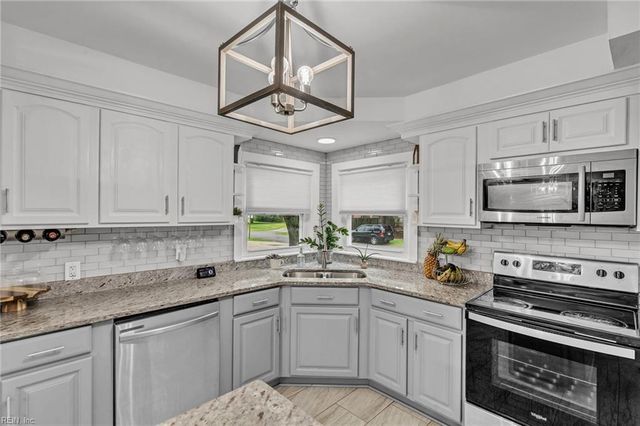 5800 Barberry LN, Portsmouth, VA 23703