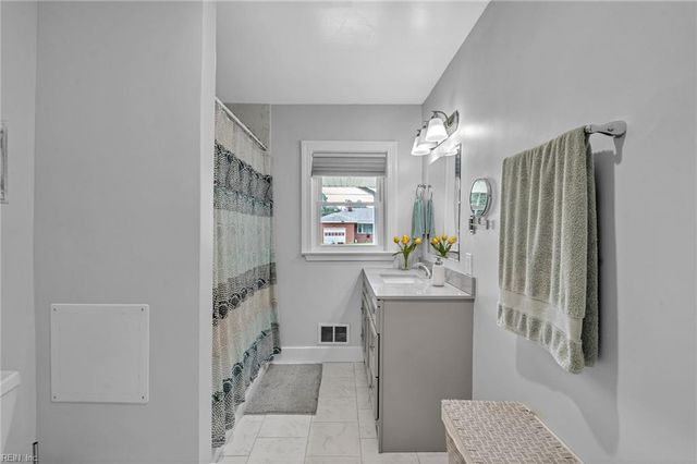 5800 Barberry LN, Portsmouth, VA 23703