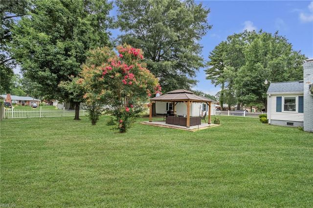 5800 Barberry LN, Portsmouth, VA 23703