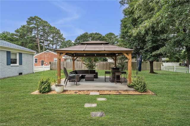 5800 Barberry LN, Portsmouth, VA 23703