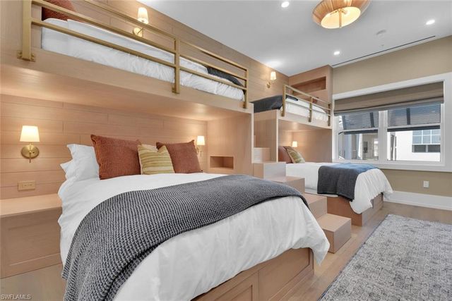 201 8th ST S # 311, Naples, FL 34102