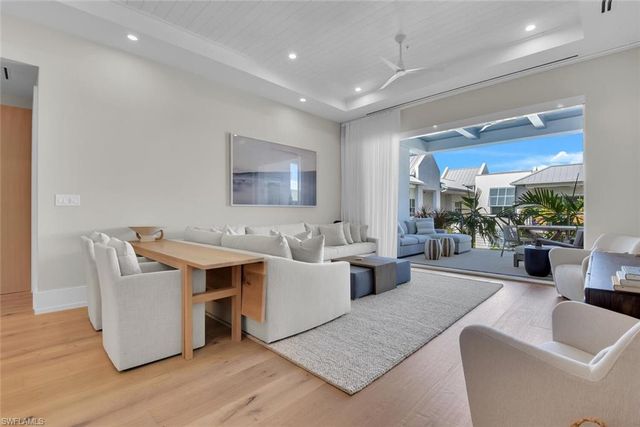 201 8th ST S # 311, Naples, FL 34102