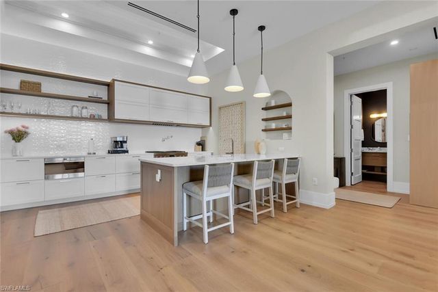 201 8th ST S # 311, Naples, FL 34102