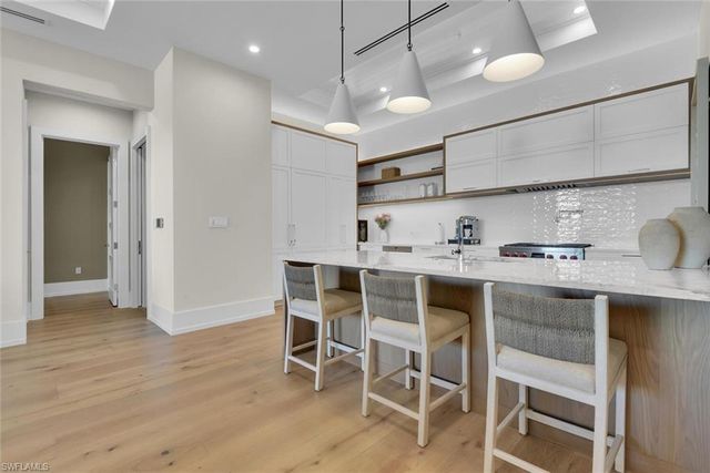 201 8th ST S # 311, Naples, FL 34102