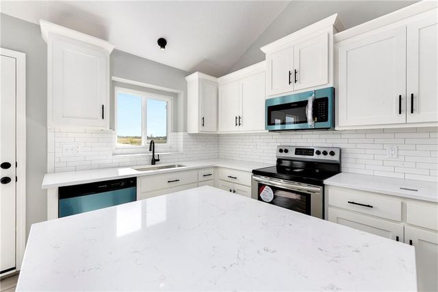 1913 Hawk View, Harrisonville, MO 64701