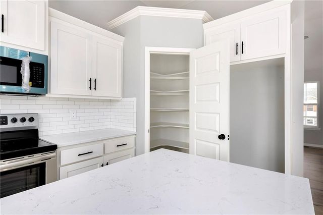 1913 Hawk View, Harrisonville, MO 64701