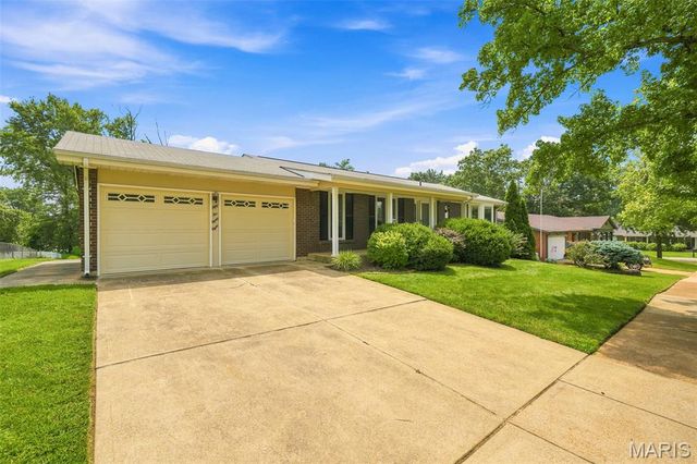 5288 Bloomfield Drive, St Louis, MO 63129