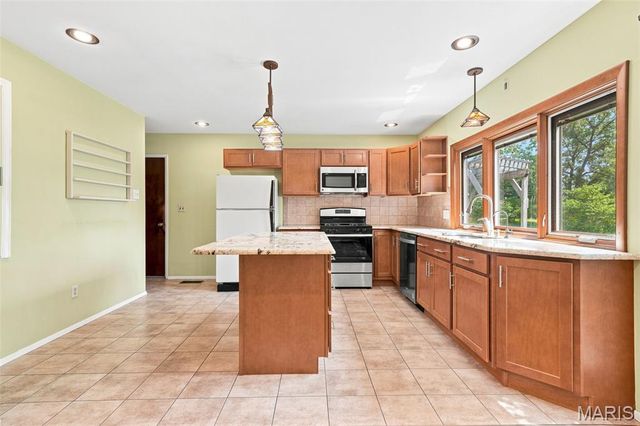 5288 Bloomfield Drive, St Louis, MO 63129