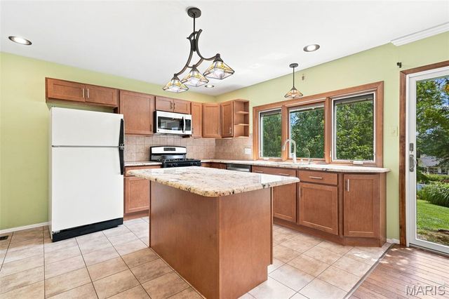 5288 Bloomfield Drive, St Louis, MO 63129