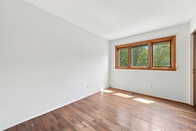 5288 Bloomfield Drive, St Louis, MO 63129