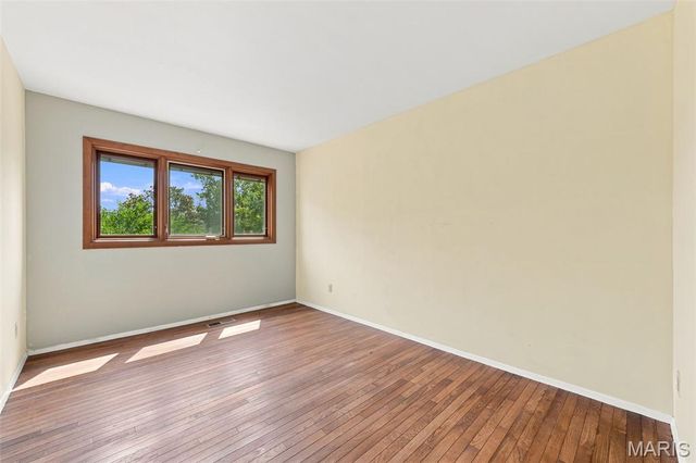 5288 Bloomfield Drive, St Louis, MO 63129