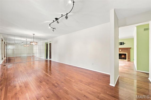 5288 Bloomfield Drive, St Louis, MO 63129