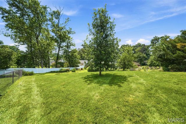 5288 Bloomfield Drive, St Louis, MO 63129