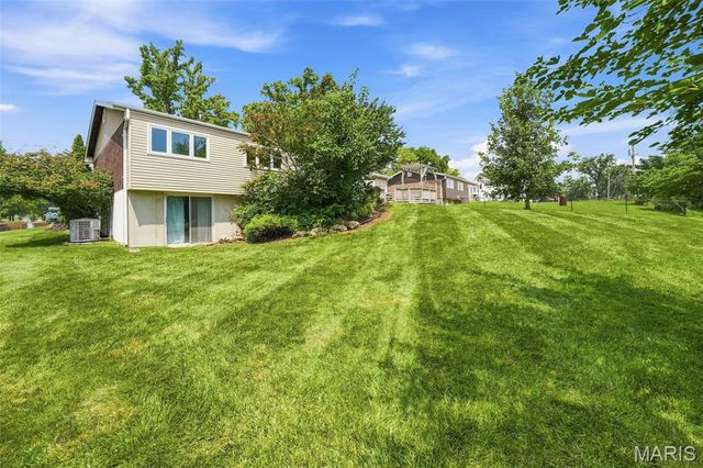 5288 Bloomfield Drive, St Louis, MO 63129