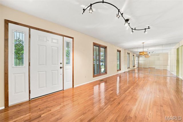 5288 Bloomfield Drive, St Louis, MO 63129