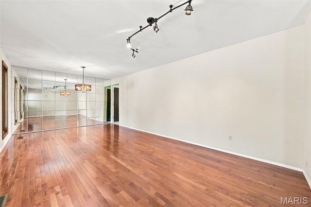 5288 Bloomfield Drive, St Louis, MO 63129