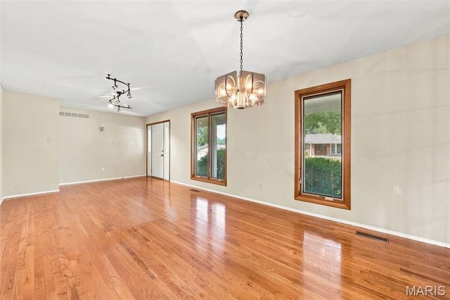 5288 Bloomfield Drive, St Louis, MO 63129