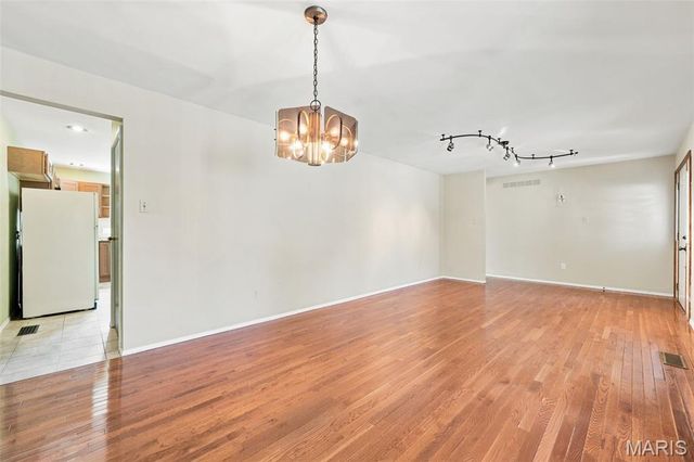 5288 Bloomfield Drive, St Louis, MO 63129