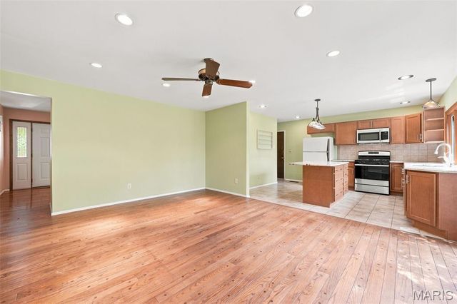 5288 Bloomfield Drive, St Louis, MO 63129