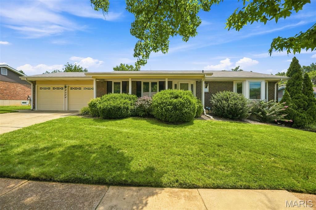 5288 Bloomfield Drive, St Louis, MO 63129