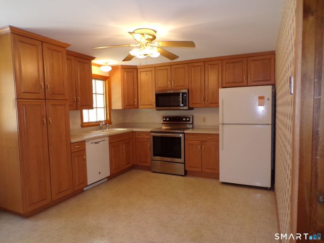 42 Ten Coat Lane, Shelton, CT 06484